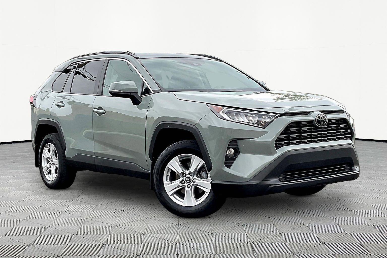 Used 2019 Toyota RAV4 XLE AWD/4WD image 3