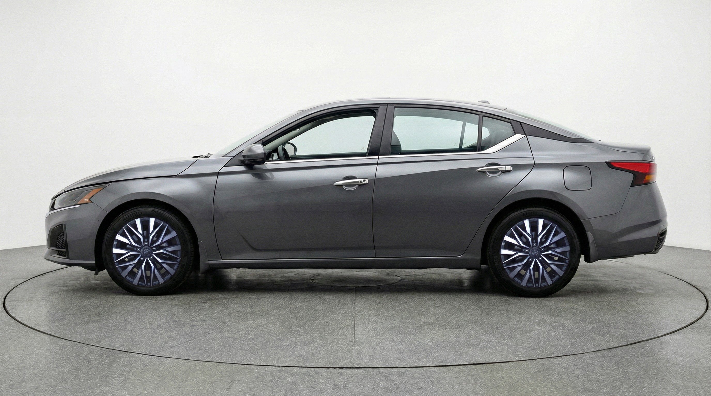 Used 2025 Nissan Altima 2.5 SV FWD image 5