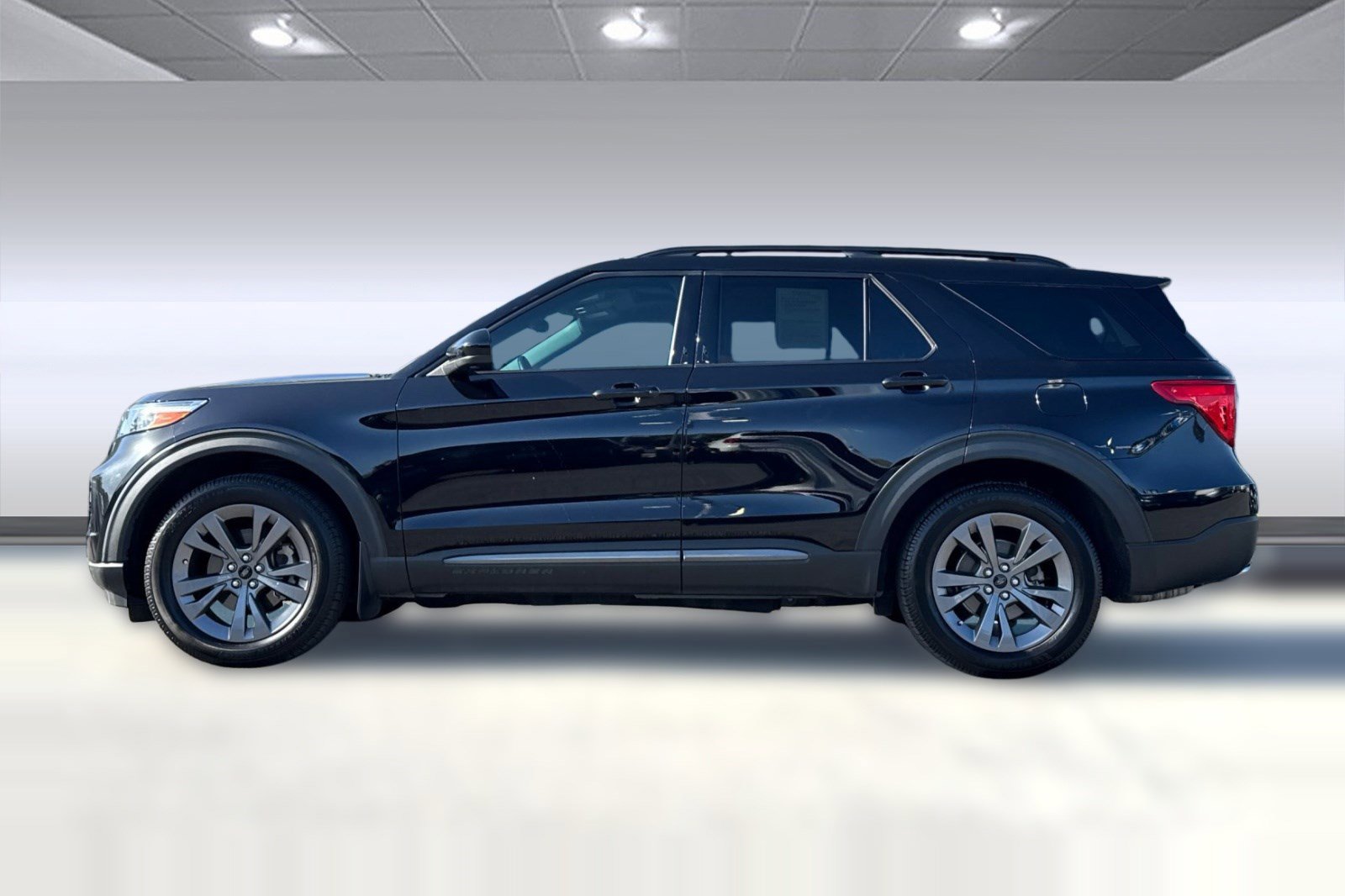 Used 2022 Ford Explorer XLT w/ Equipment Group 202A AWD/4WD image 2