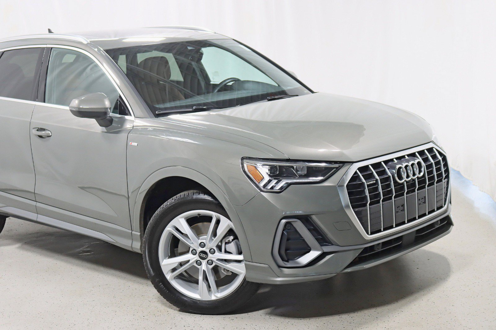 Used 2023 Audi Q3 2.0T Premium Plus AWD/4WD image 2