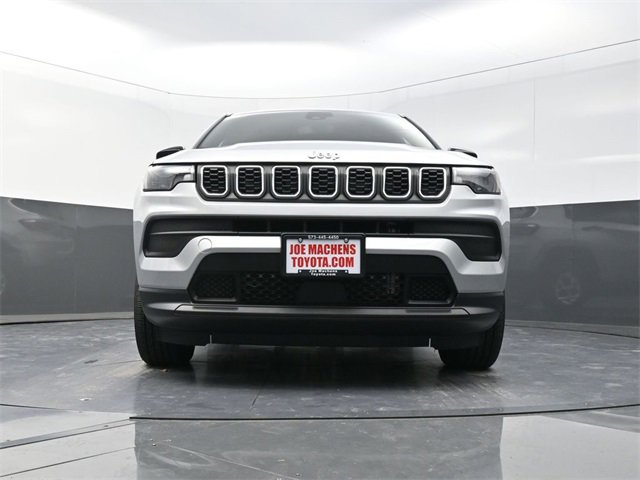 Used 2025 Jeep Compass Sport image 28
