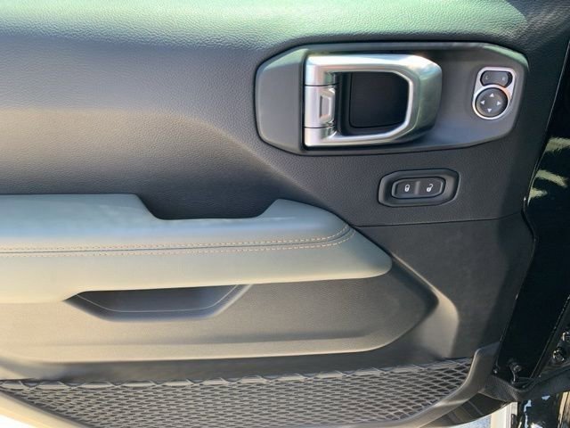 Used 2025 Jeep Gladiator Mojave w/ Convenience Group AWD/4WD image 10