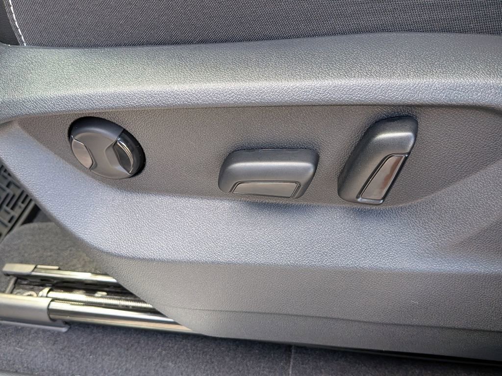 Used 2025 Volkswagen Atlas SE image 19