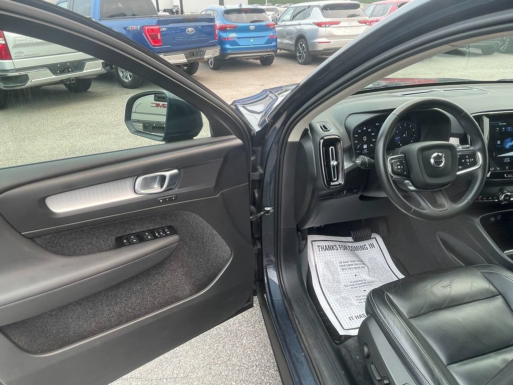 Used 2022 Volvo XC40 T5 Momentum AWD/4WD image 10