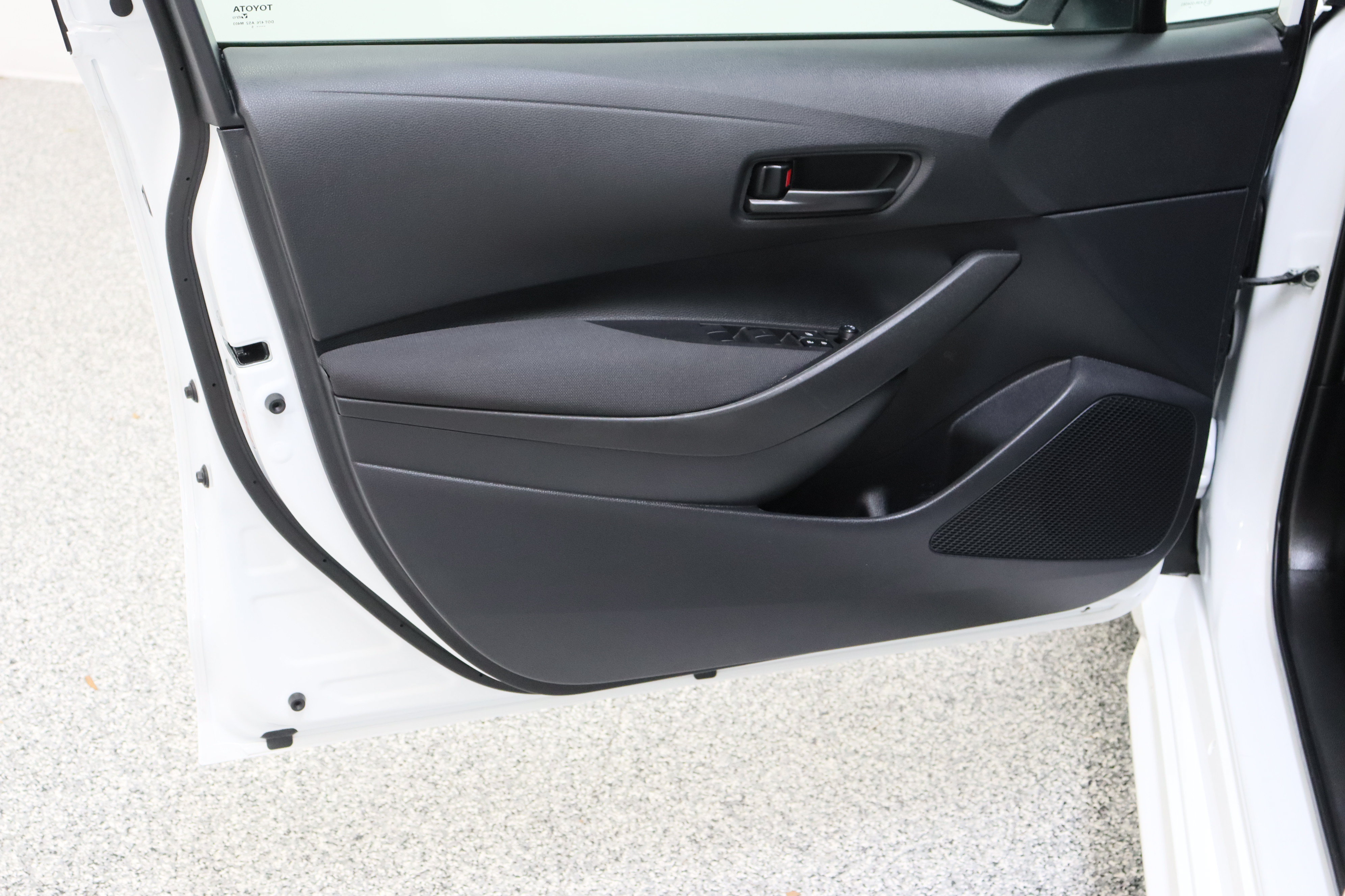 Used 2025 Toyota Corolla LE FWD image 12