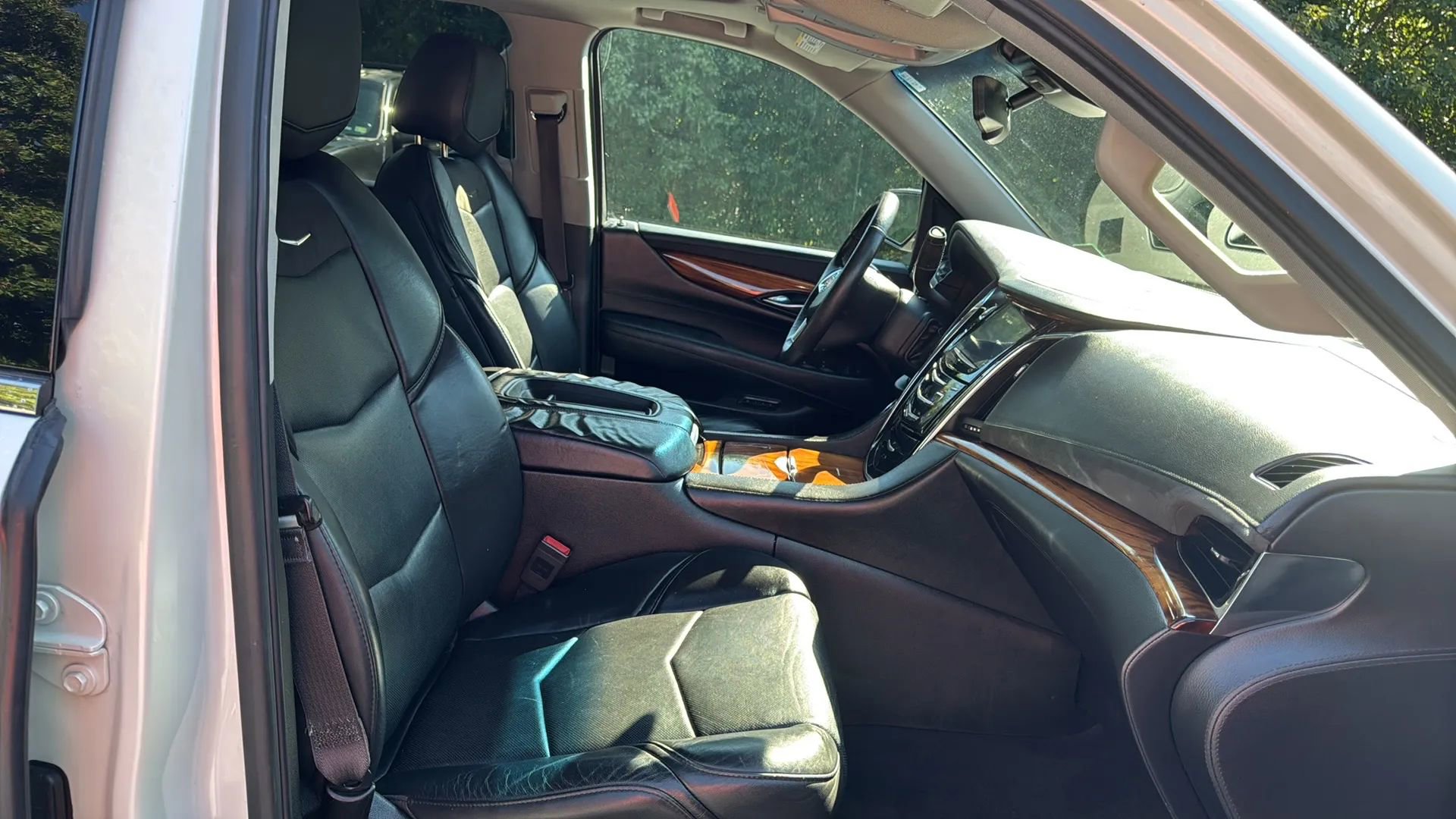 Used 2015 Cadillac Escalade Luxury image 12