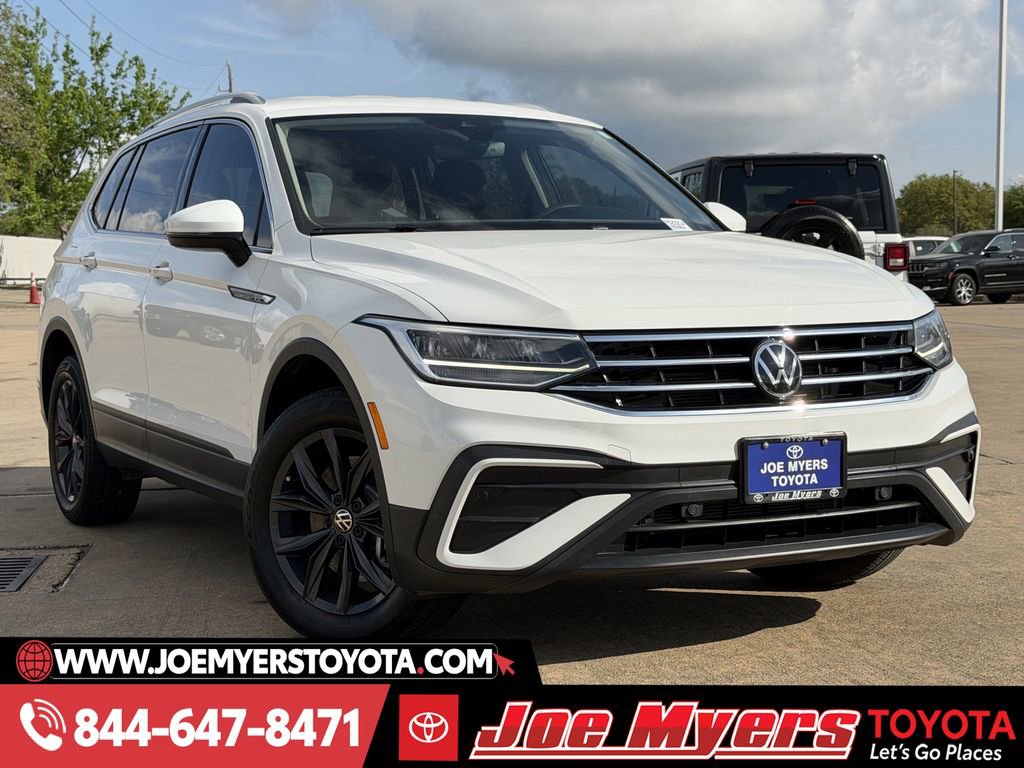 Used 2024 Volkswagen Tiguan SE image 2