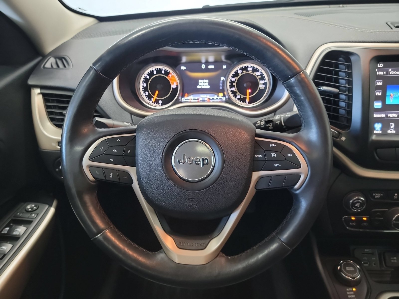 Used 2018 Jeep Cherokee Limited AWD/4WD image 25