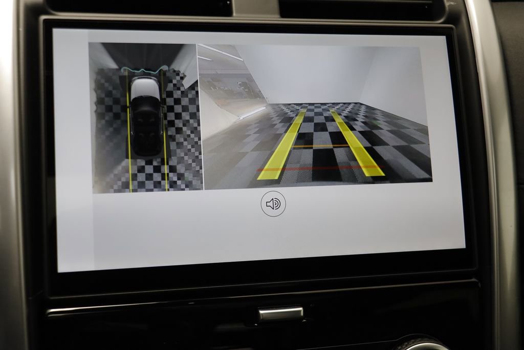 Used 2025 Land Rover Discovery S image 8