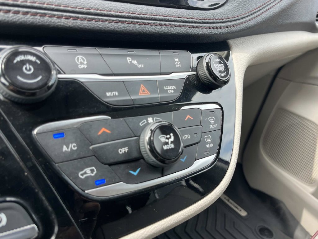 Used 2020 Chrysler Pacifica Limited FWD image 40