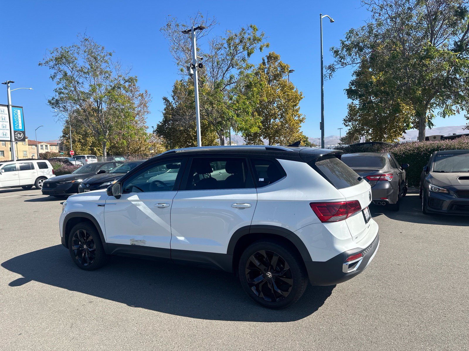 Used 2023 Volkswagen Taos SE w/ Panoramic Sunroof Package FWD image 4