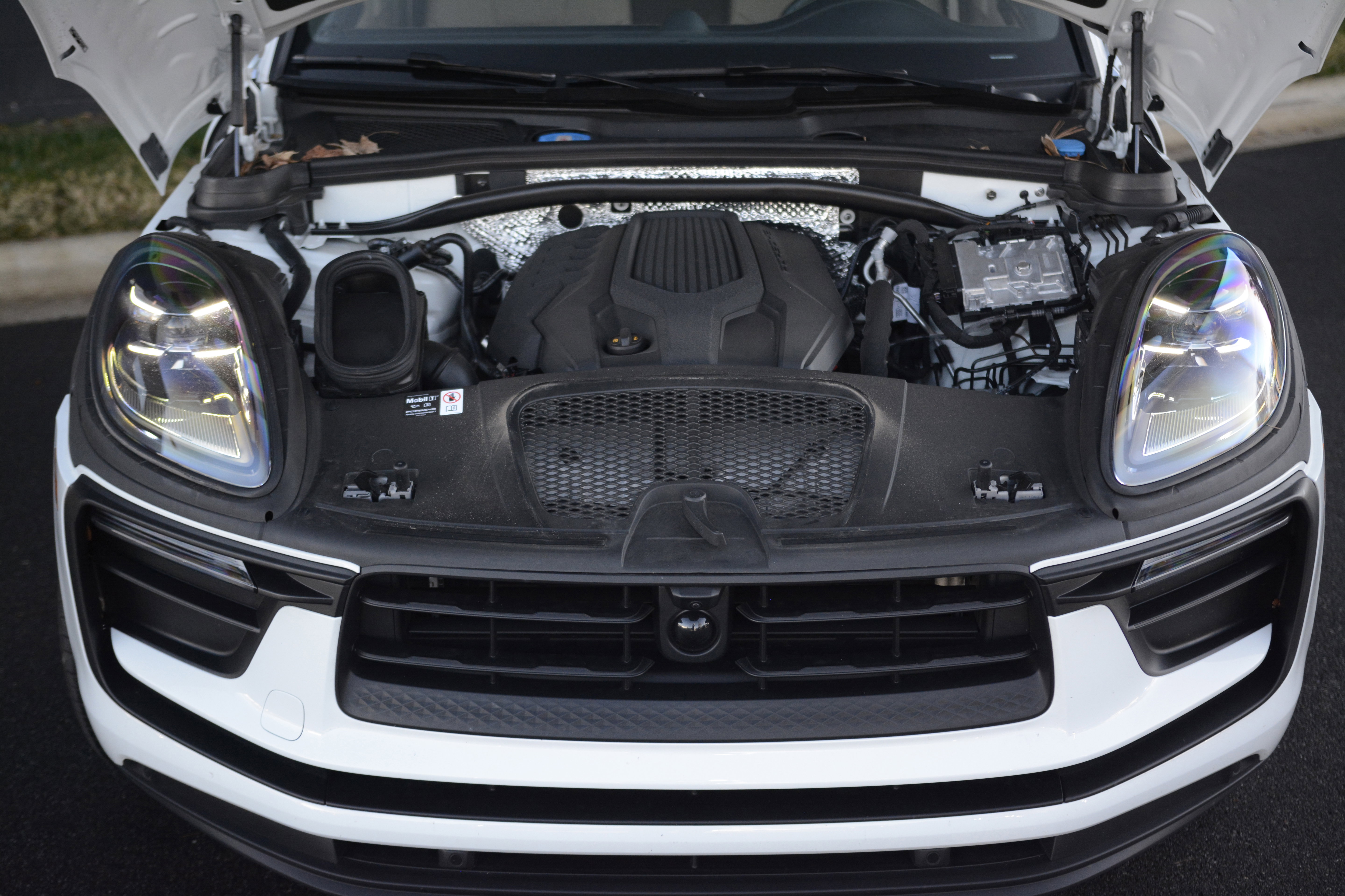 Certified 2025 Porsche Macan image 38
