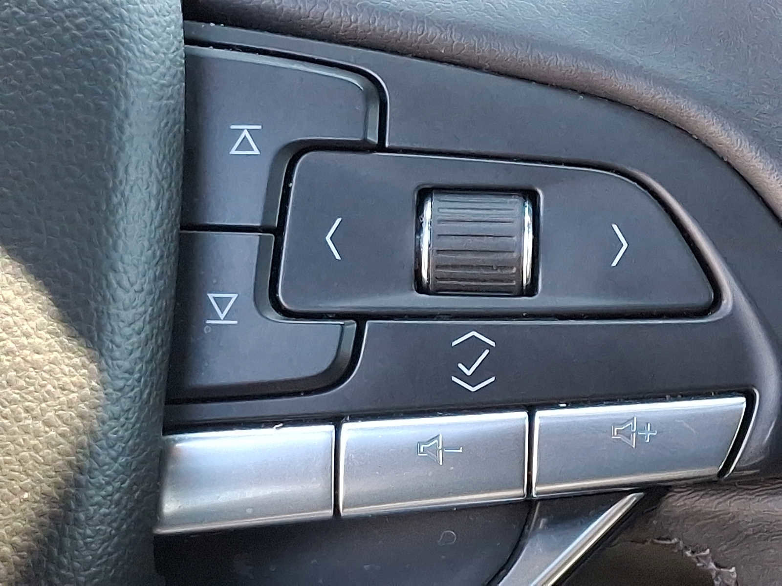 Used 2025 Cadillac XT6 Luxury image 25