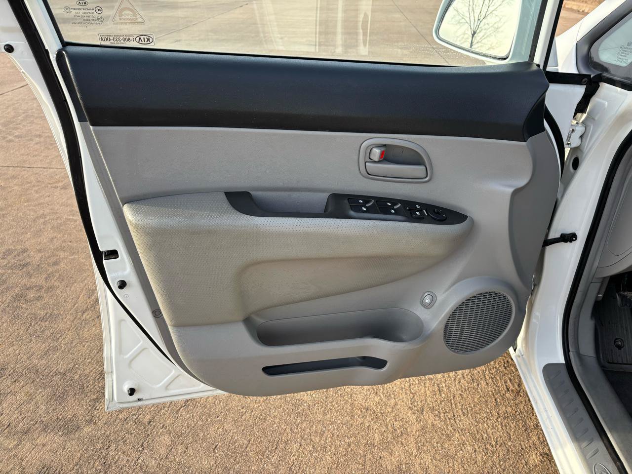 Used 2007 Kia Rondo LX FWD image 12