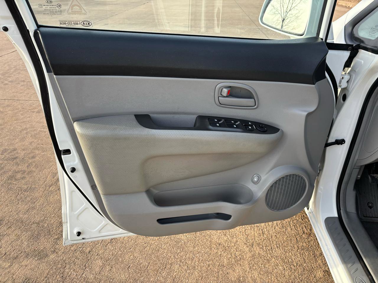 Used 2007 Kia Rondo LX image 12