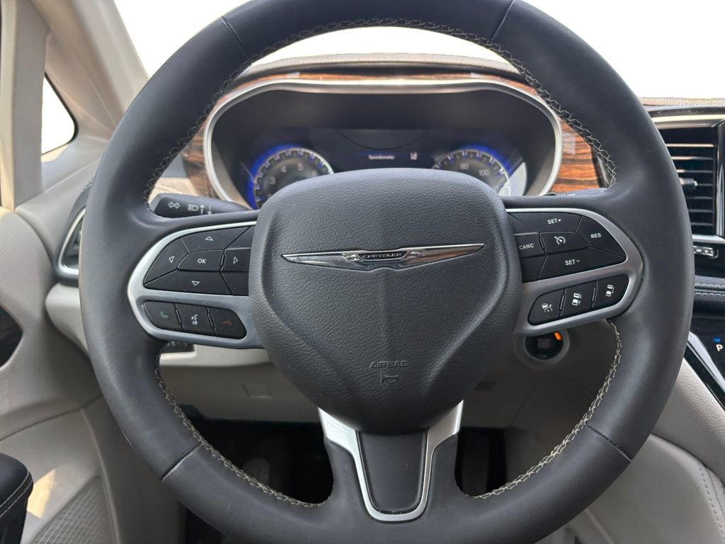 Certified 2023 Chrysler Pacifica Limited image 12
