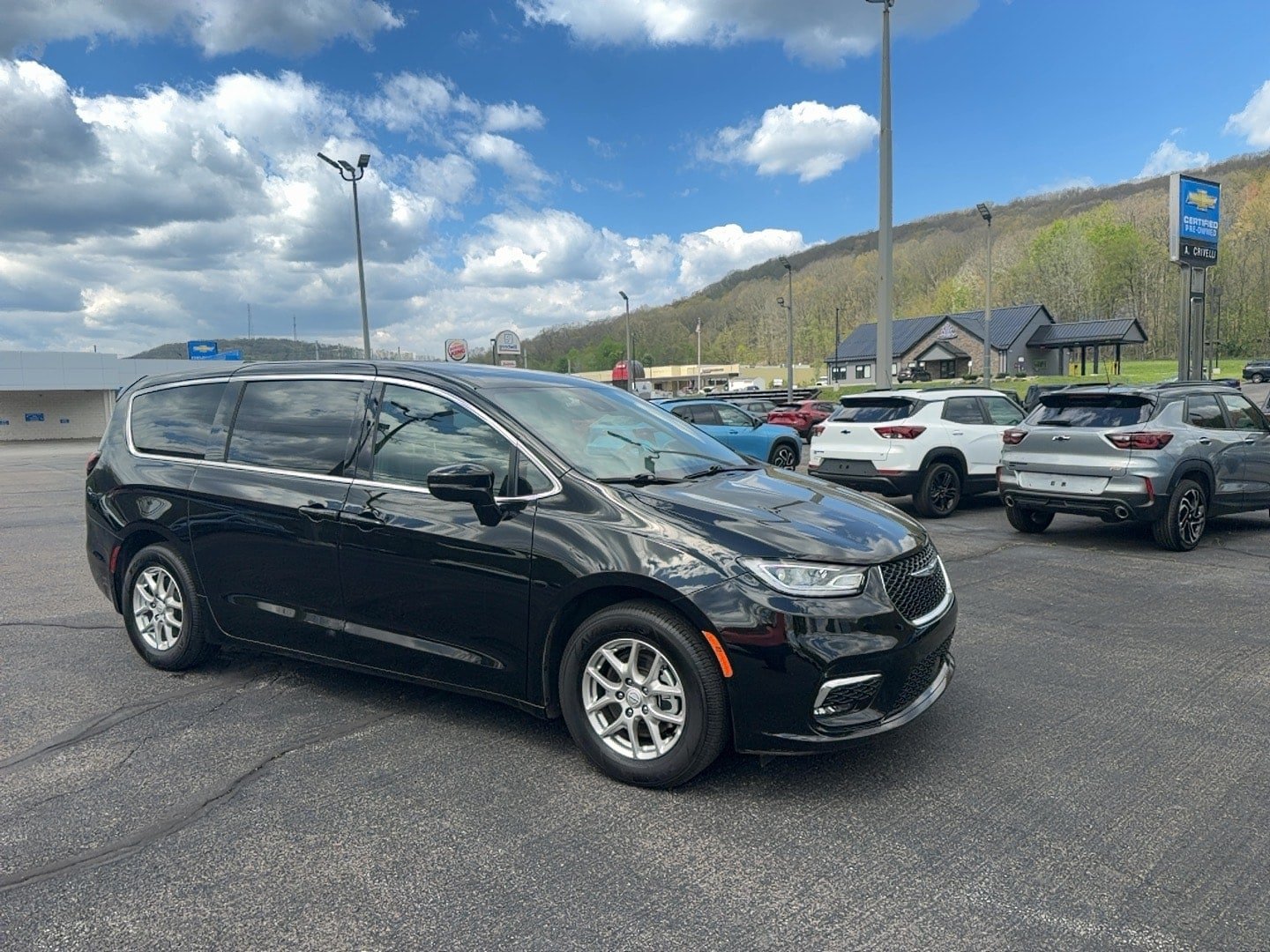 Used 2025 Chrysler Pacifica Select FWD image 1