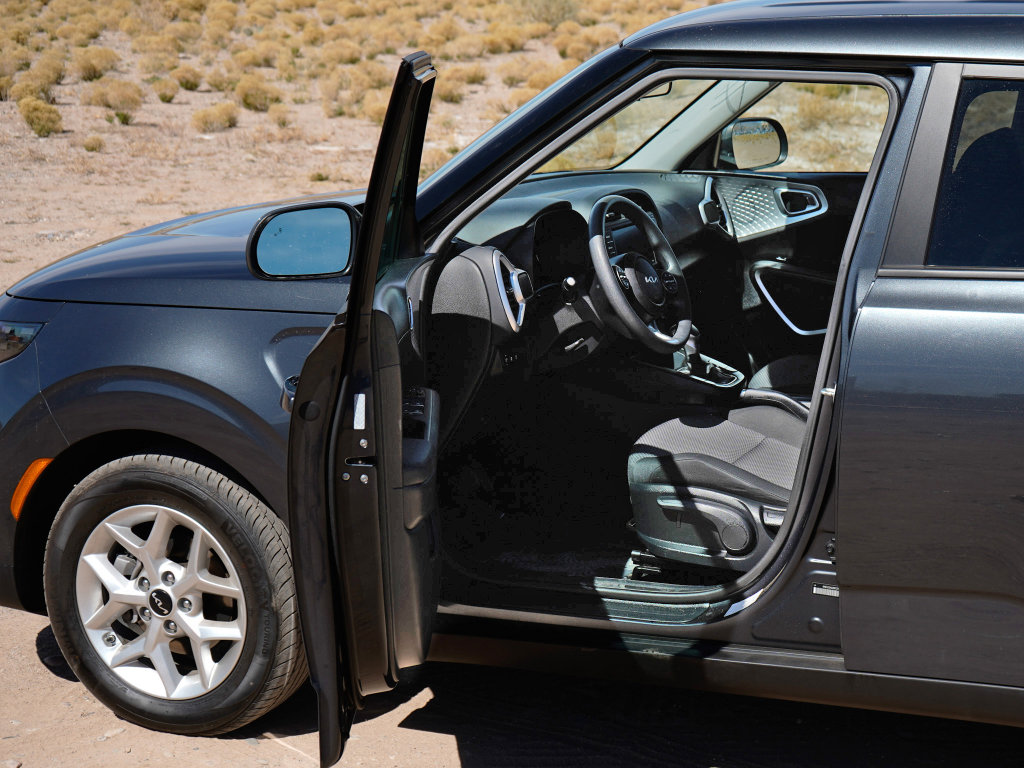 Used 2024 Kia Soul LX w/ Option Group 015 image 16