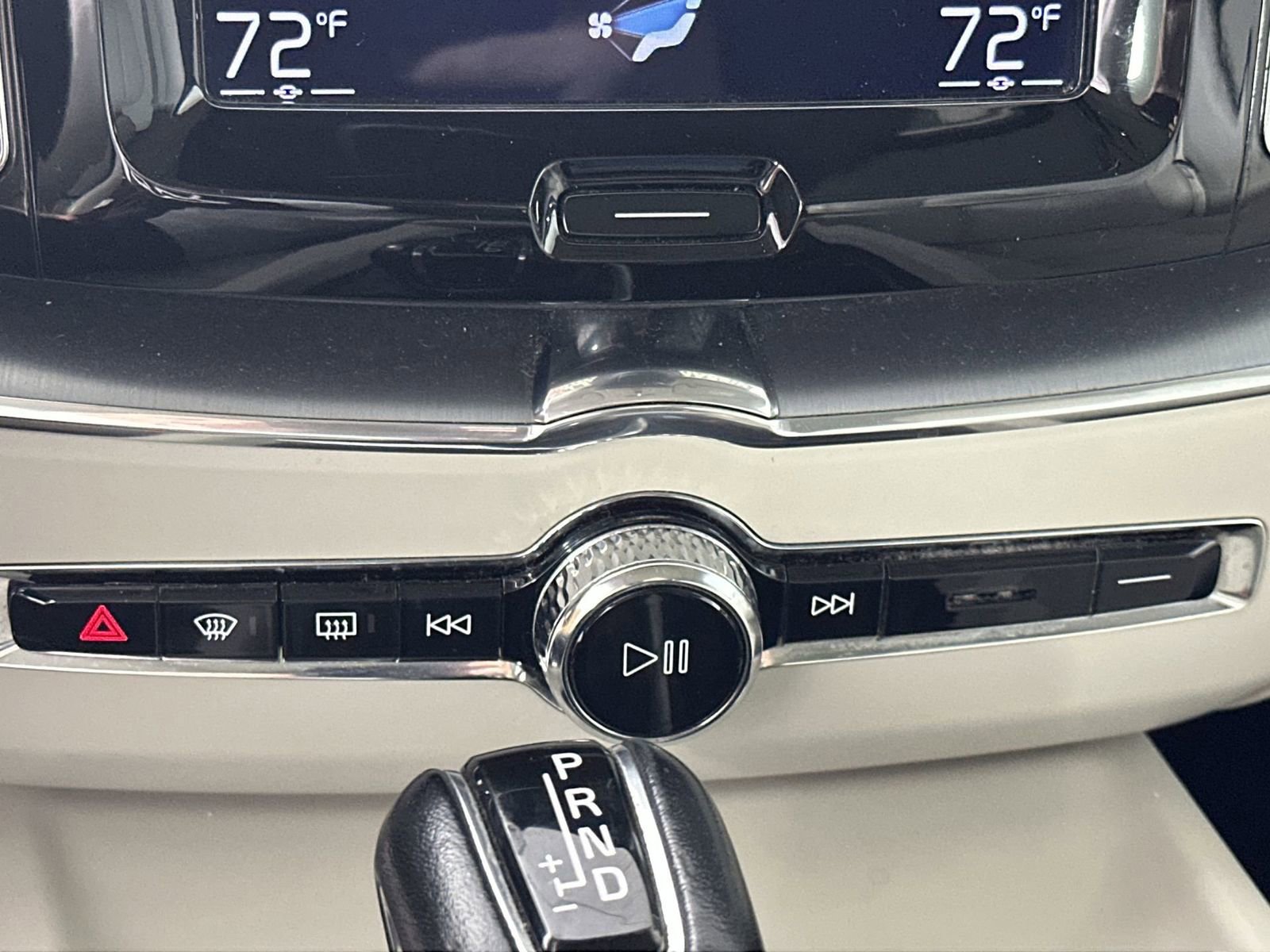 Used 2018 Volvo XC60 T5 Momentum w/ Convenience Package image 18