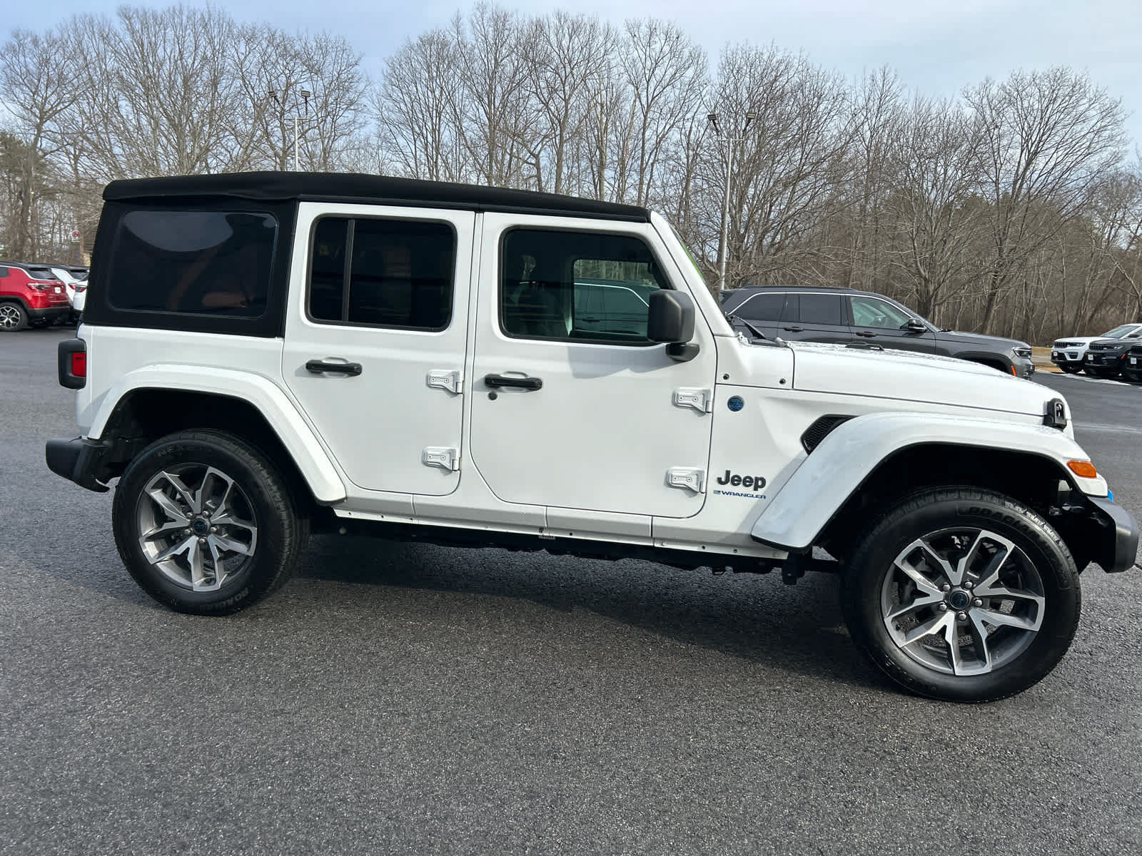 Used 2024 Jeep Wrangler Unlimited w/ Convenience Group AWD/4WD image 3