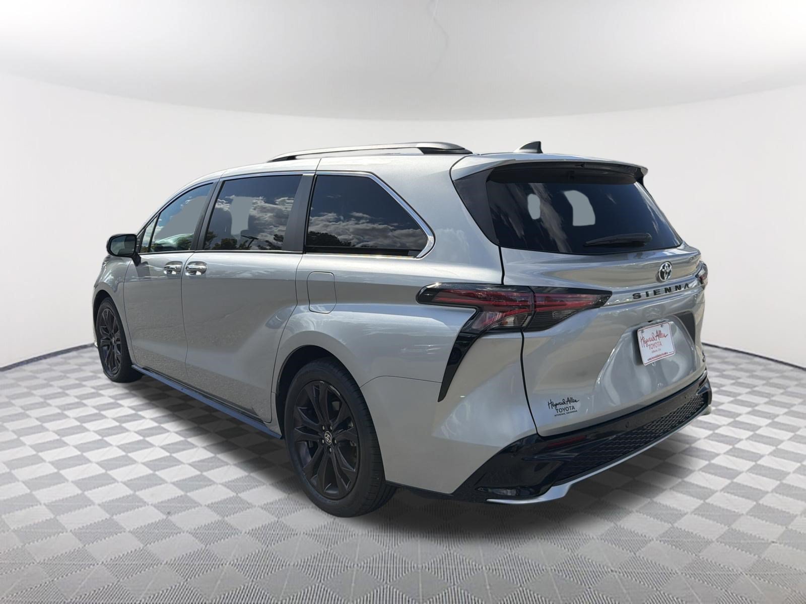 Used 2022 Toyota Sienna XSE FWD image 15