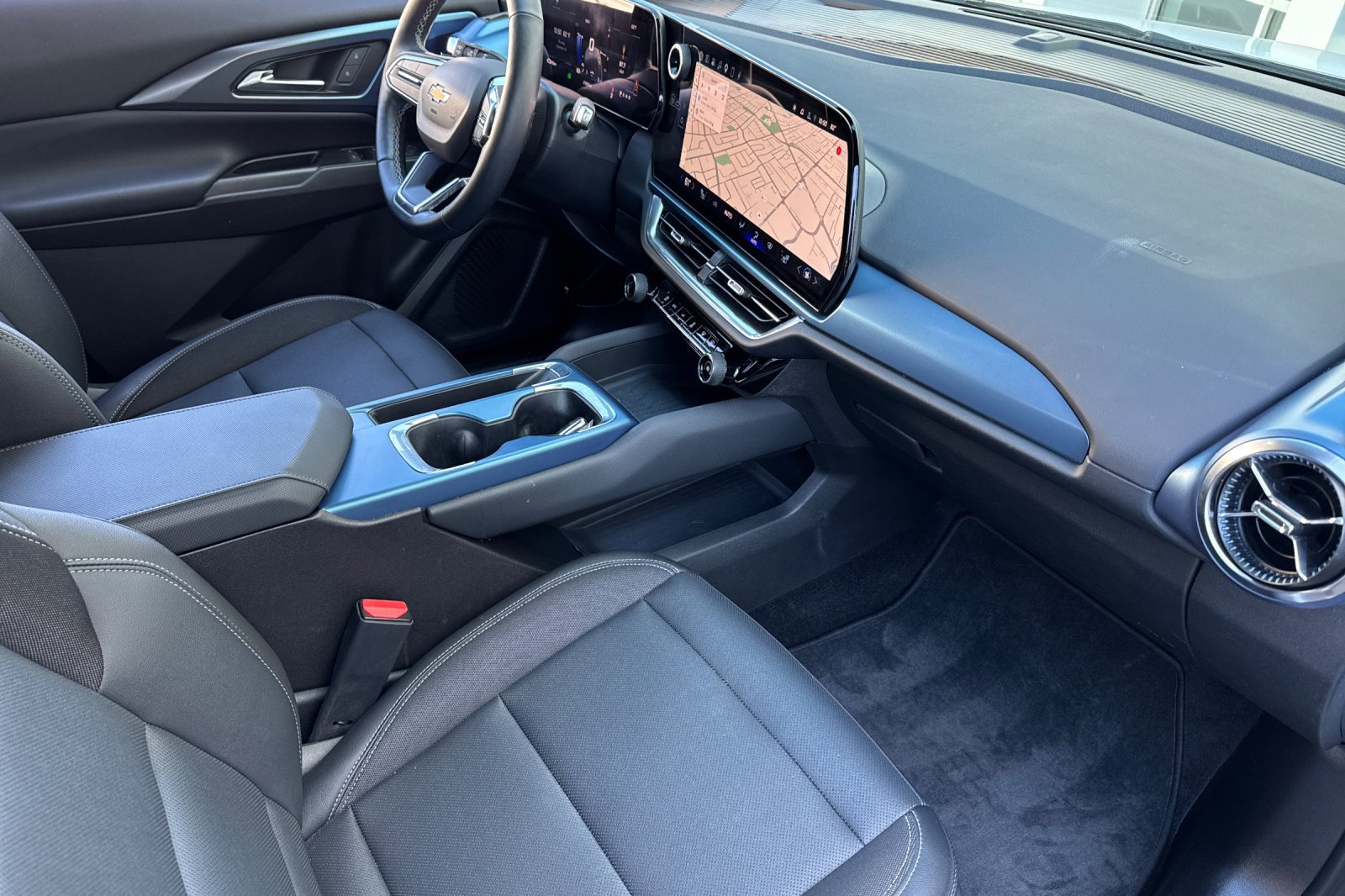 Used 2024 Chevrolet Equinox EV LT FWD image 17