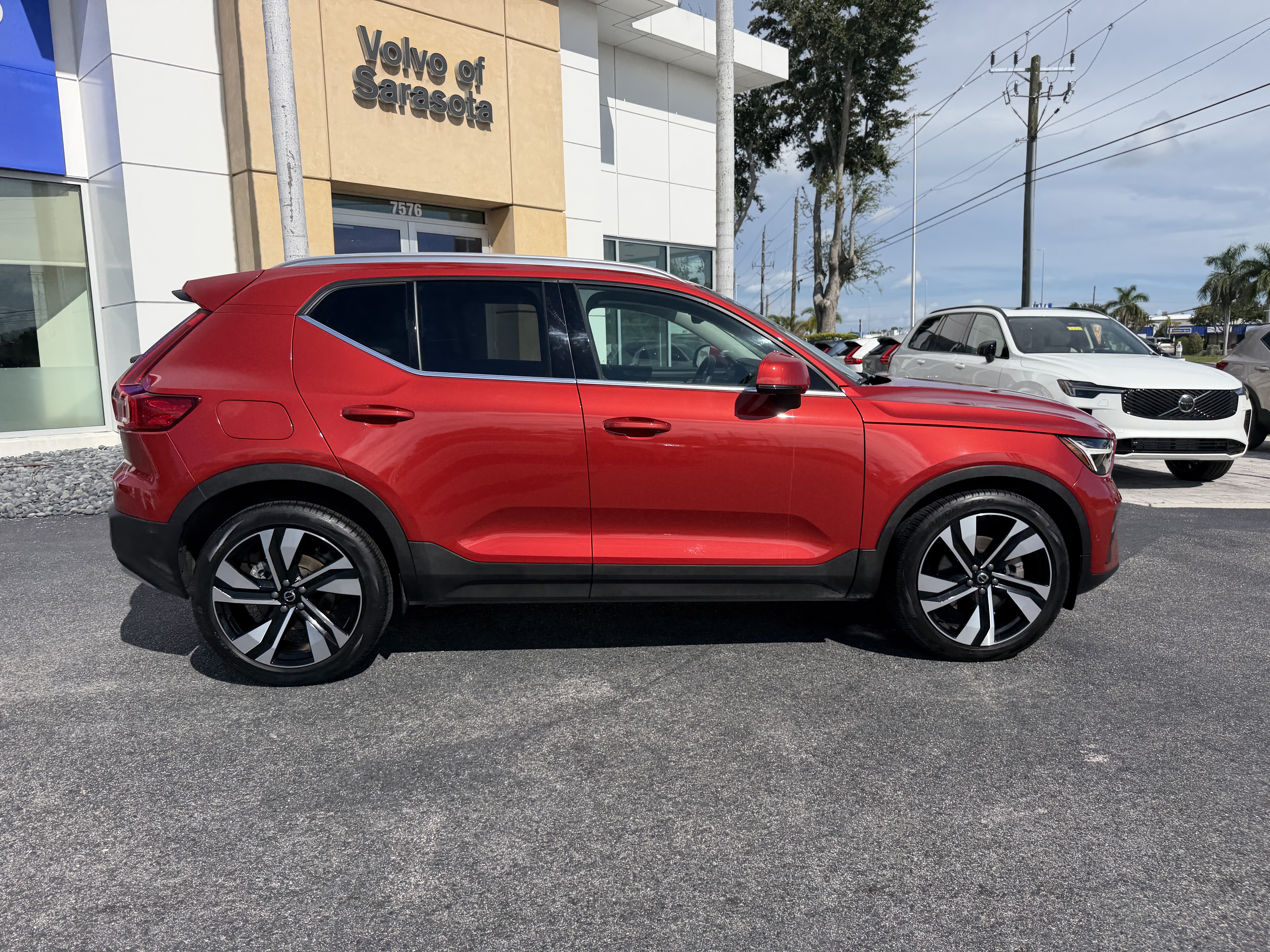 Certified 2023 Volvo XC40 B5 Plus w/ Driver Assist Package AWD/4WD image 2