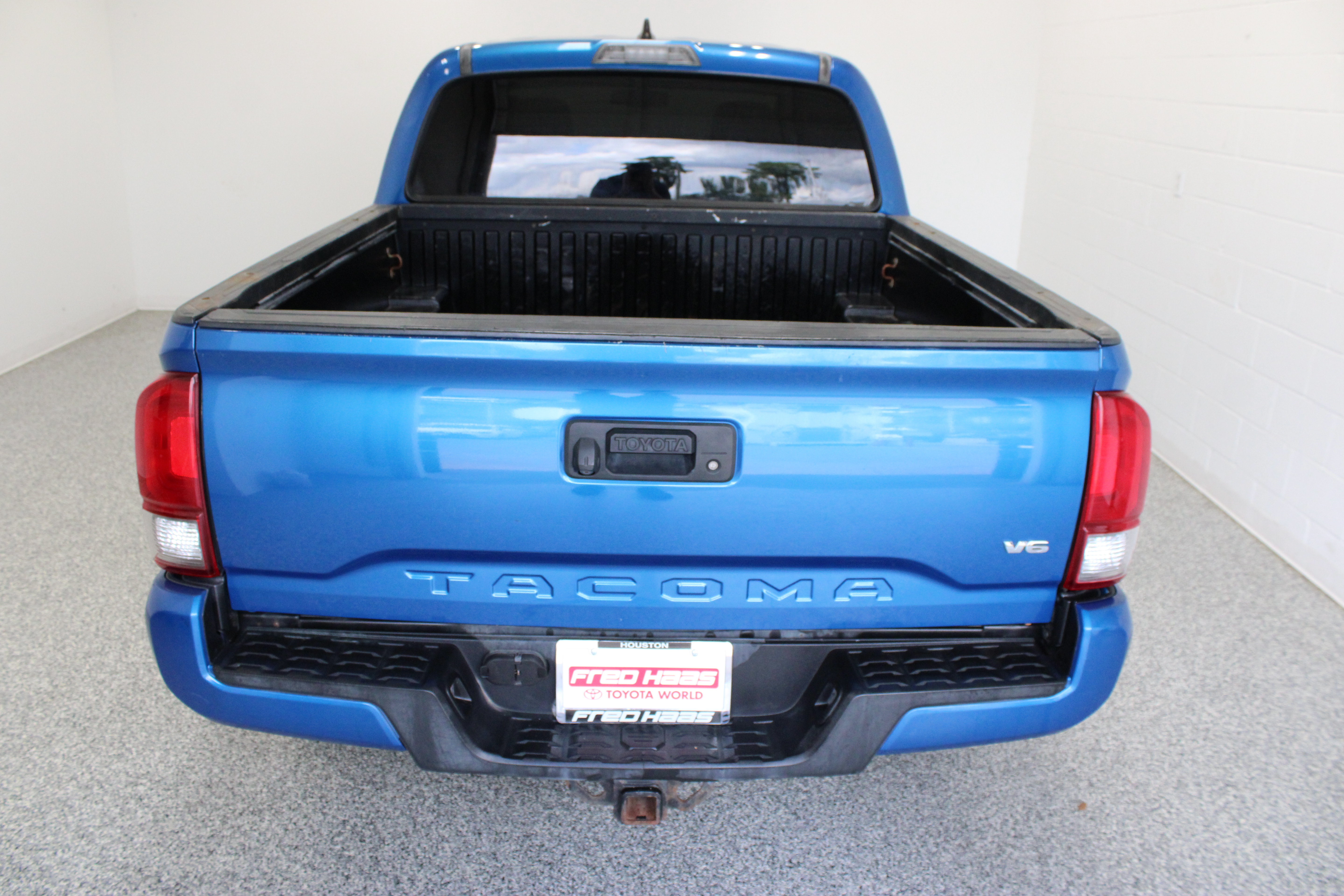 Used 2017 Toyota Tacoma TRD Sport w/ Tow Package RWD image 8