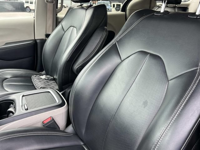 Used 2023 Chrysler Pacifica Touring-L FWD image 31