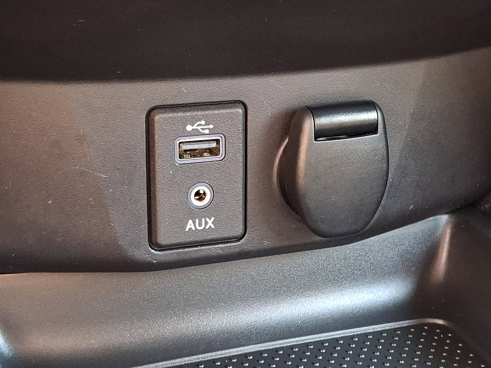 Used 2017 Nissan Rogue SV image 25