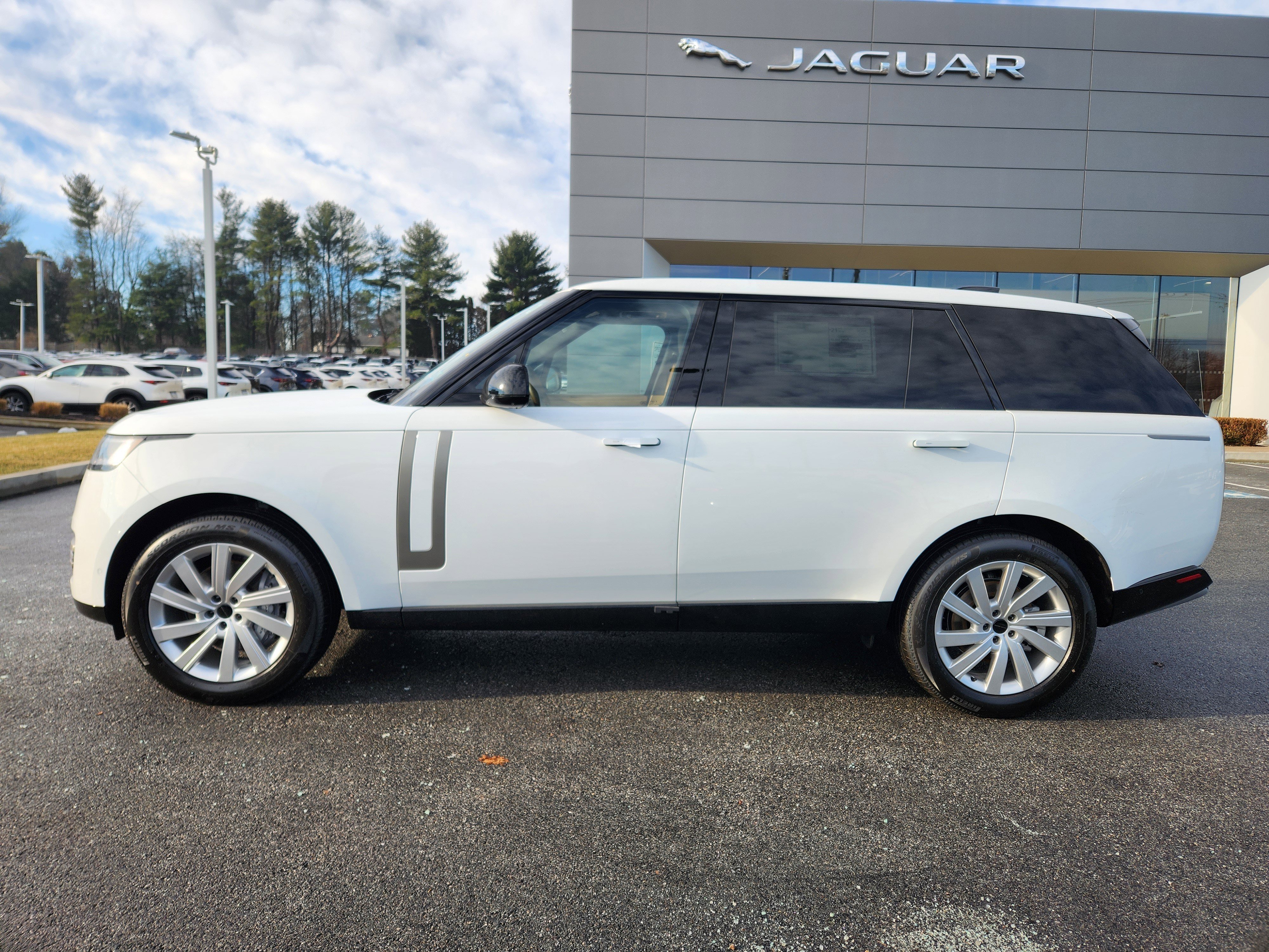 New 2026 Land Rover Range Rover Long Wheelbase SE image 5