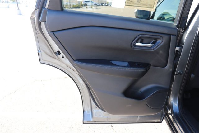 Used 2024 Nissan Rogue SV image 11