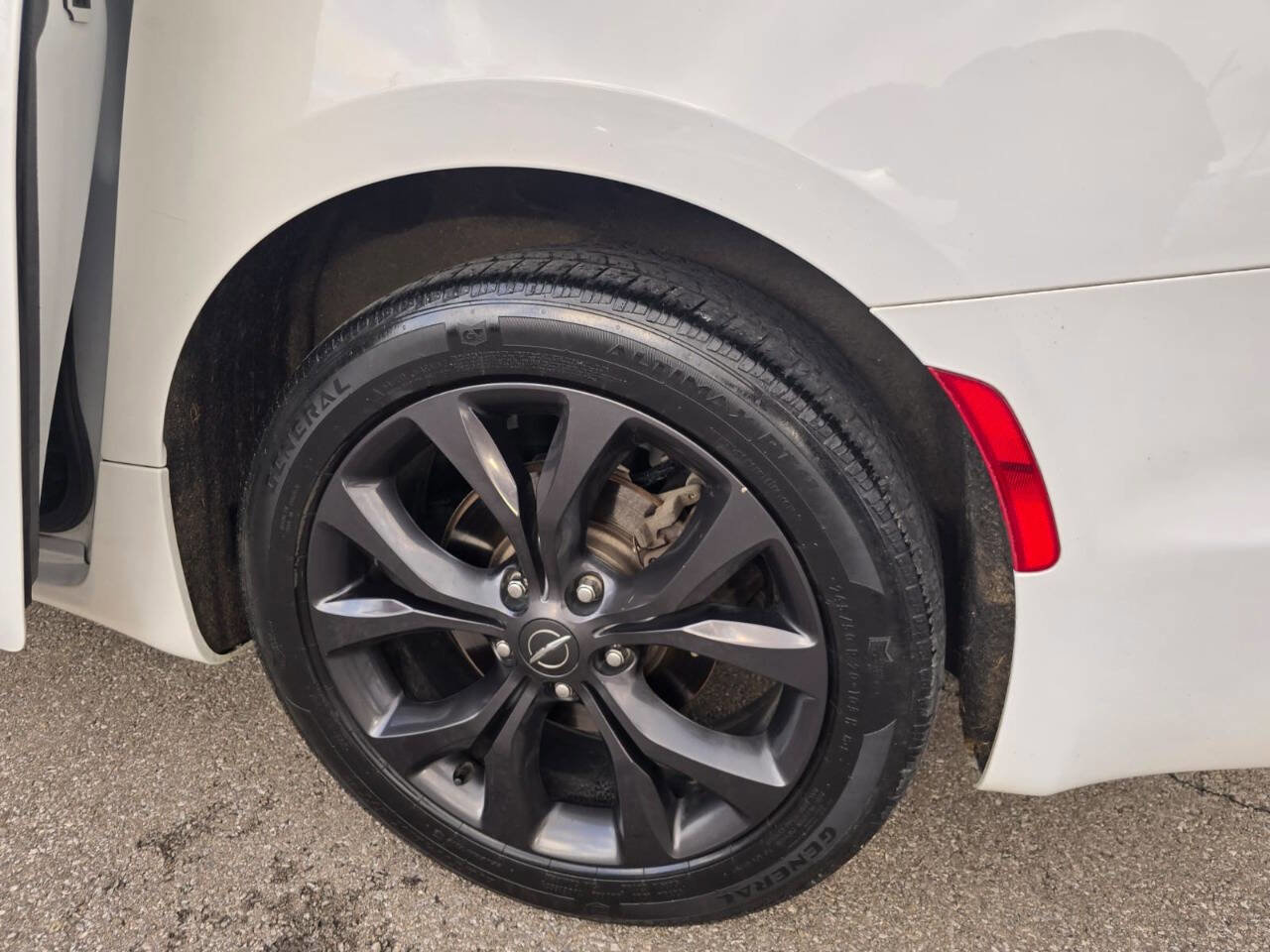Used 2020 Chrysler Pacifica Touring w/ Advanced Safetytec Group FWD image 44