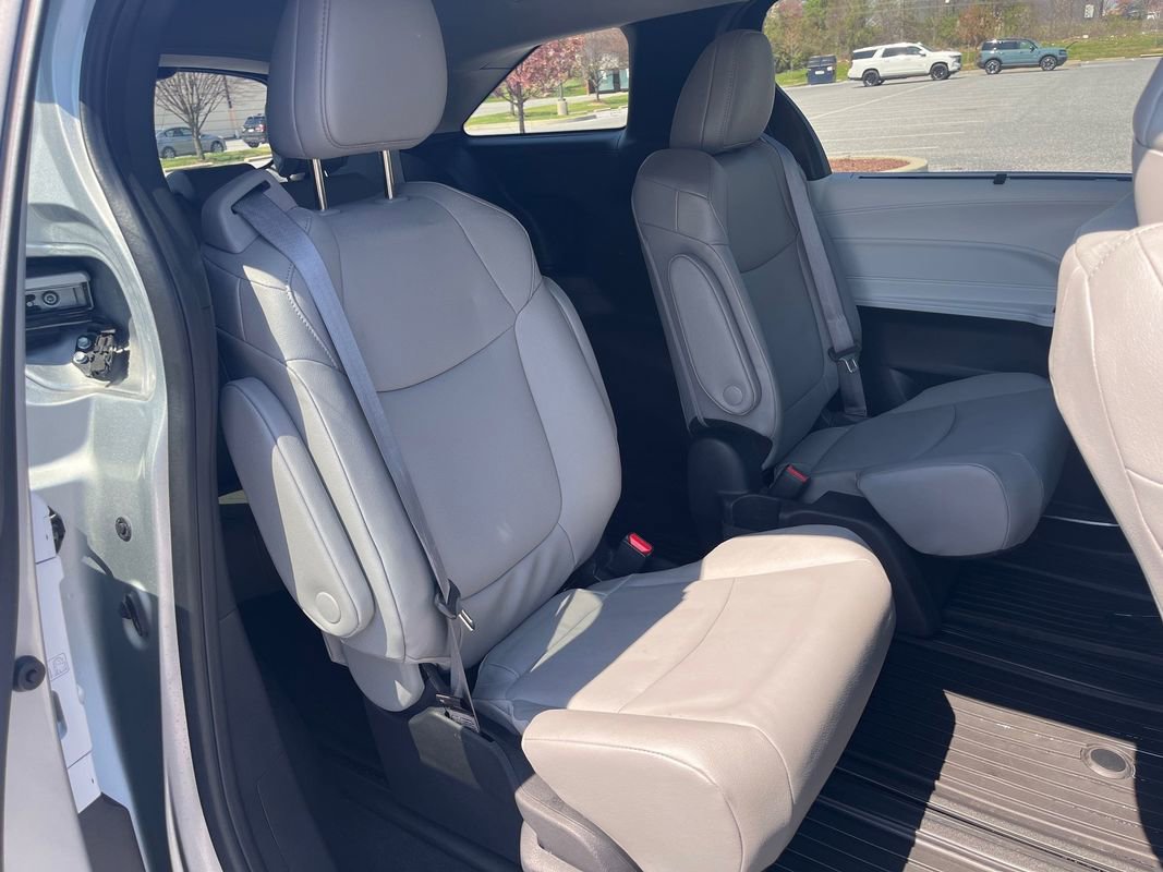 Used 2025 Toyota Sienna XLE AWD/4WD image 25