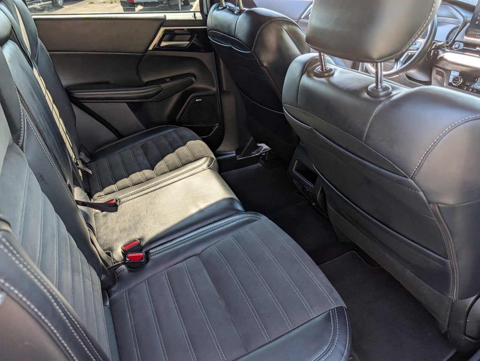 Used 2025 Mitsubishi Outlander SE AWD/4WD image 23