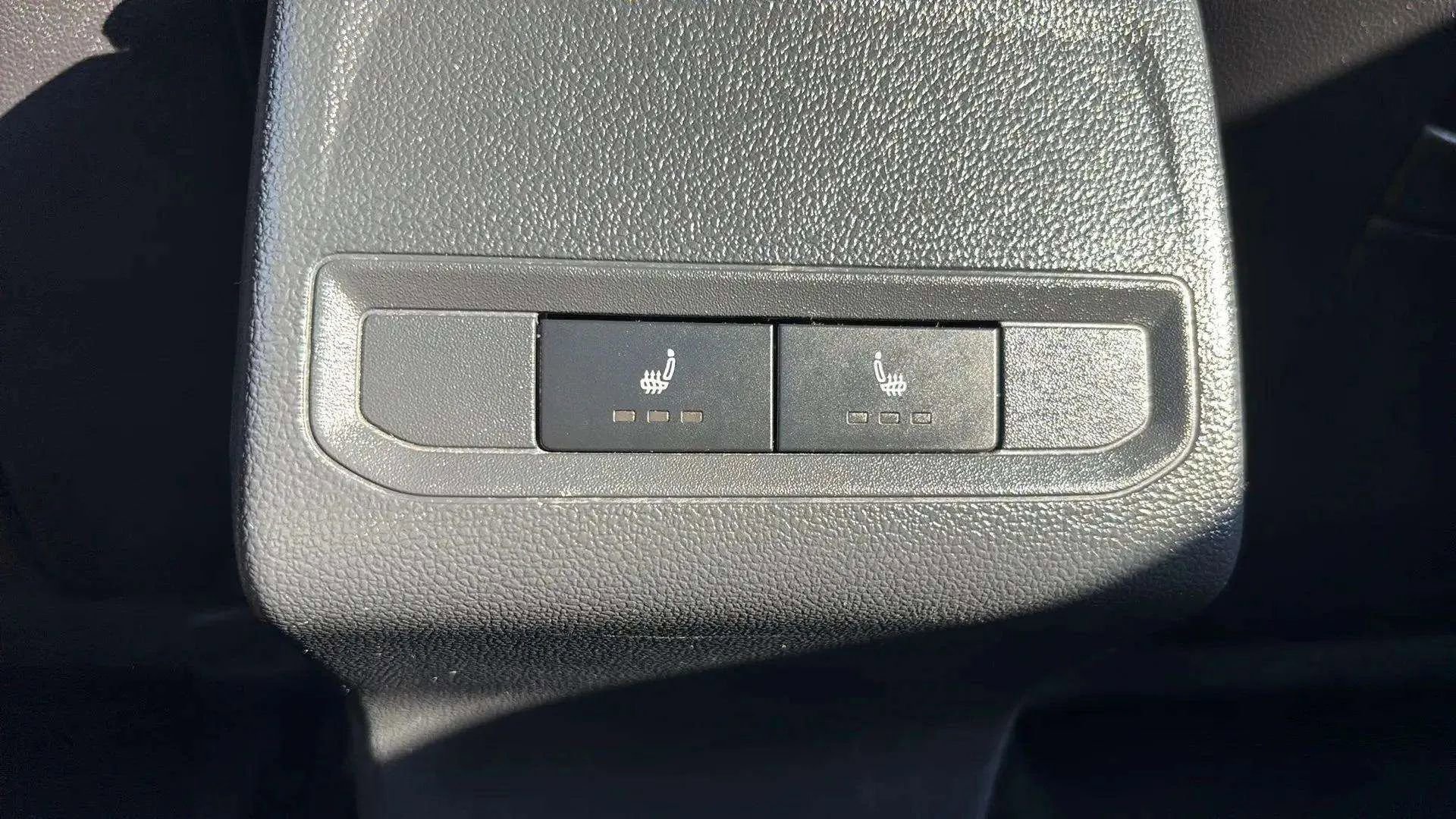 Used 2020 Volkswagen Jetta SEL Premium image 31