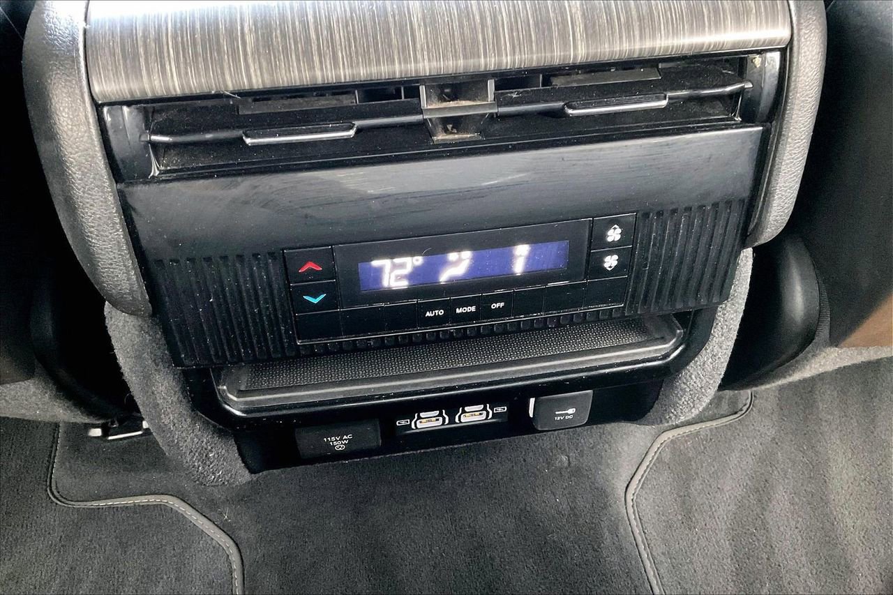 Certified 2024 Jeep Wagoneer Series II w/ Flexible Seating Group AWD/4WD image 17