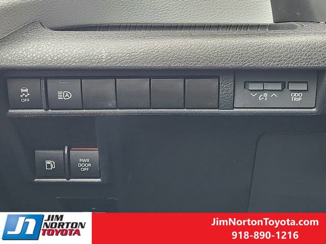 Used 2025 Toyota Sienna XLE image 24