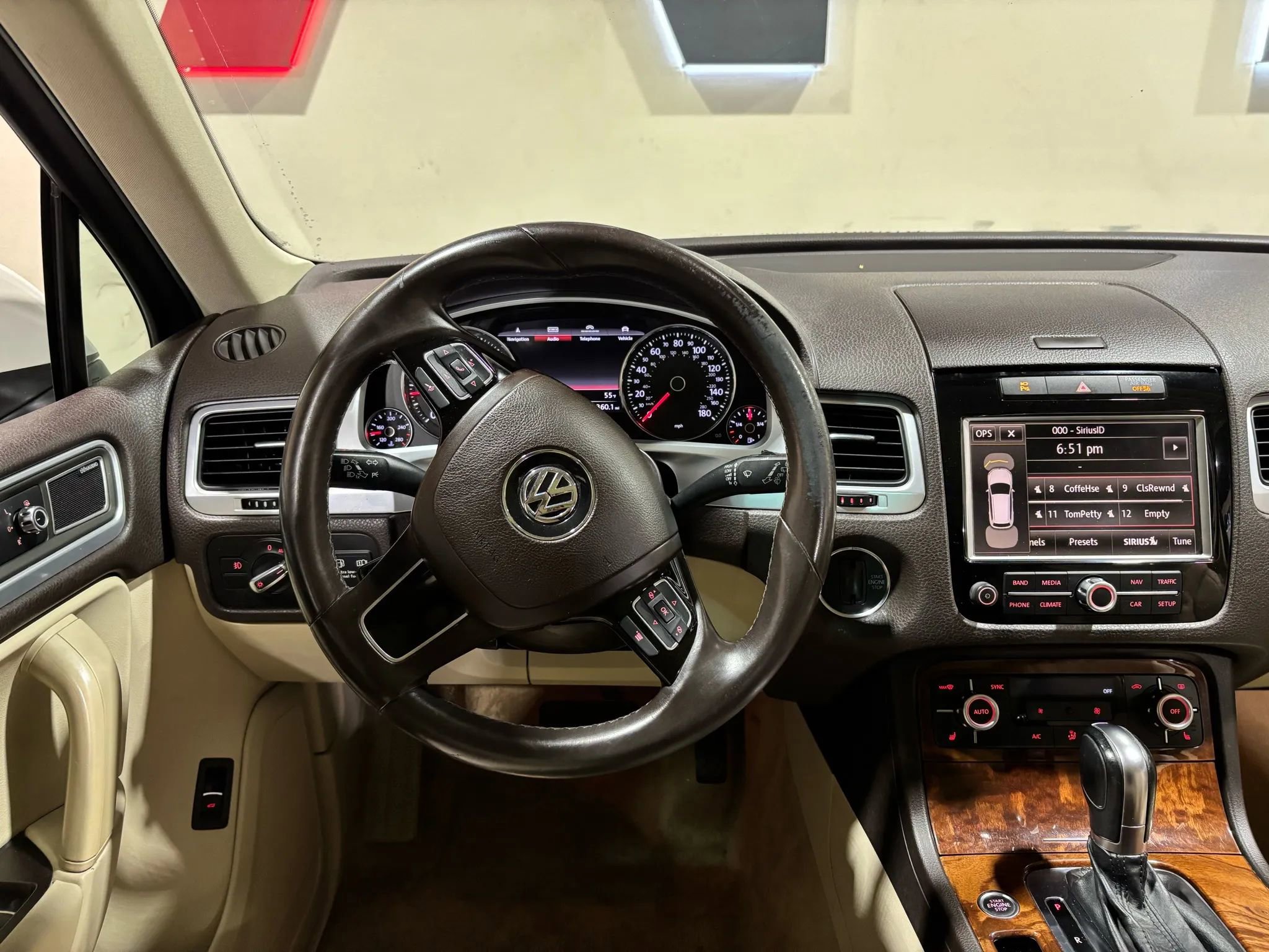 Used 2011 Volkswagen Touareg Executive image 18