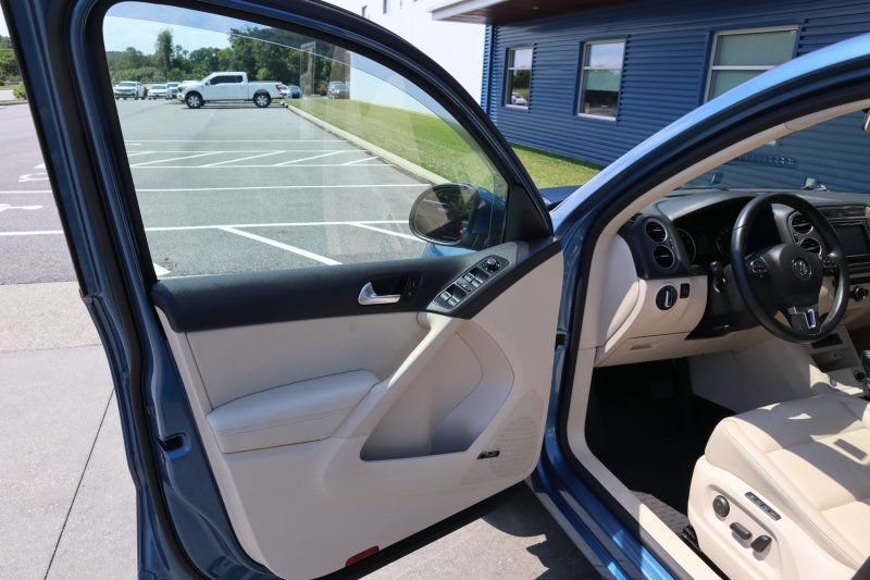 Used 2017 Volkswagen Tiguan SEL AWD/4WD image 16