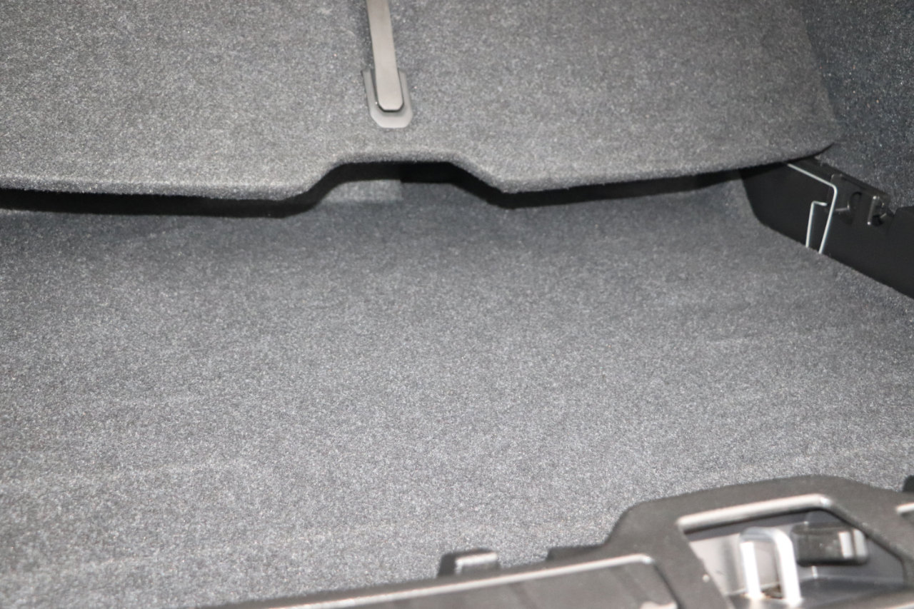 Used 2021 Volvo XC40 T5 R-Design w/ Advanced Package image 8