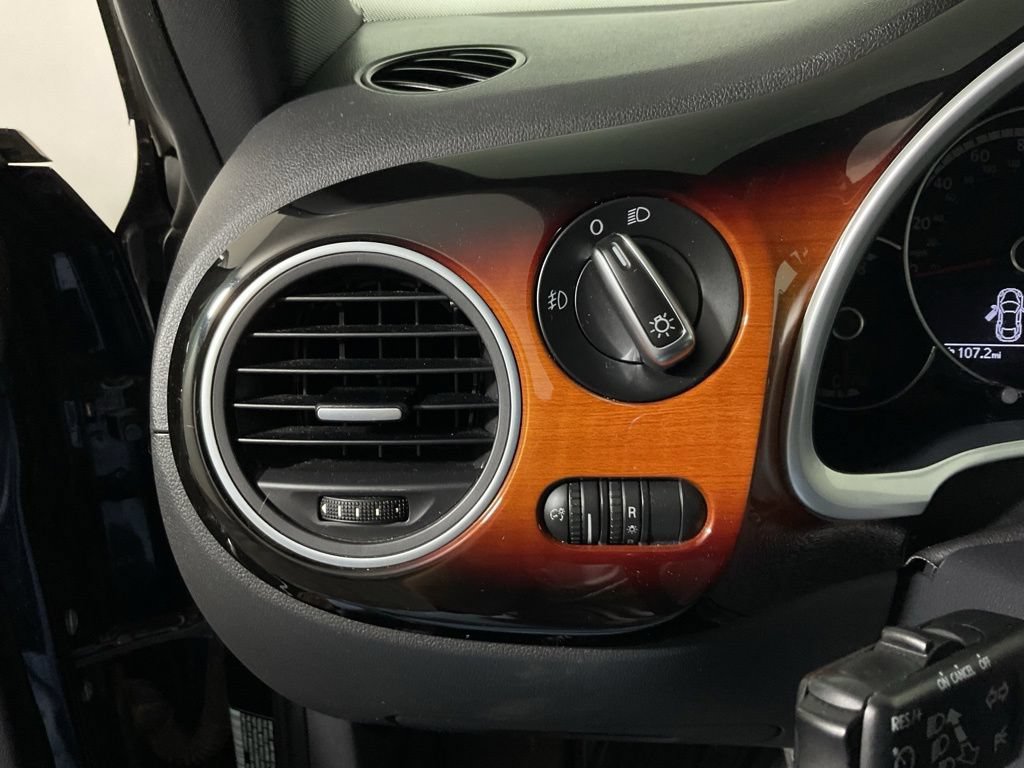 Used 2013 Volkswagen Beetle Turbo FWD image 28