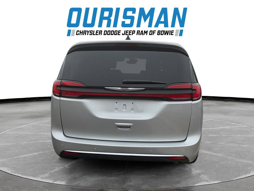 Used 2026 Chrysler Pacifica Select image 5