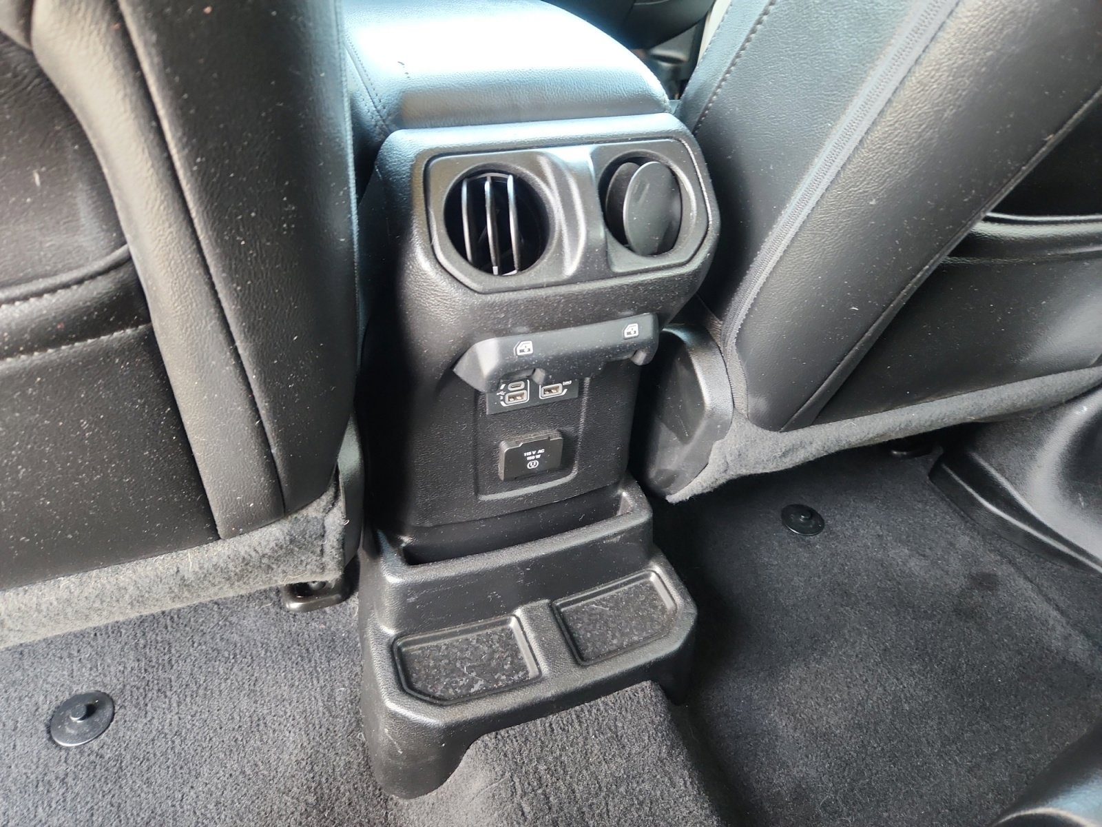 Used 2020 Jeep Wrangler Unlimited Sahara image 32