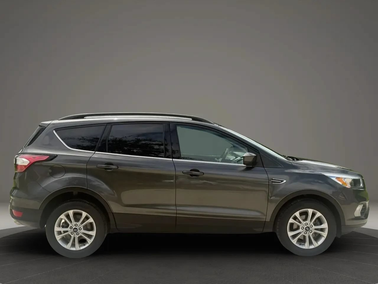 Used 2018 Ford Escape SE FWD image 2
