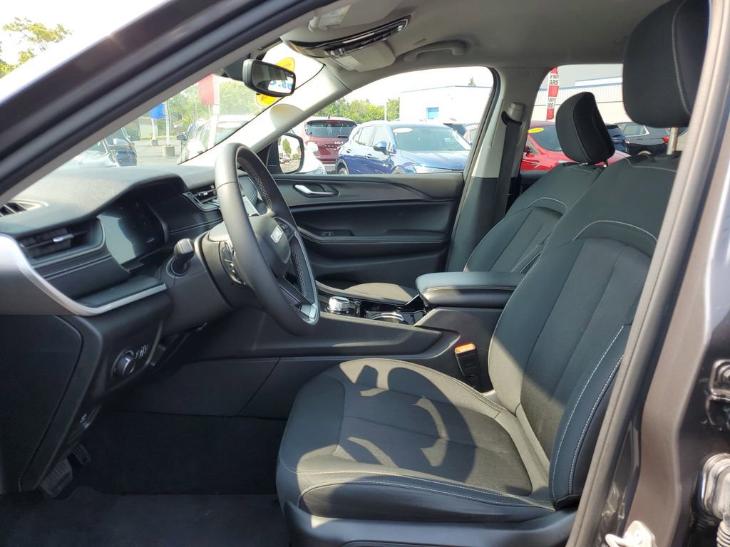 Used 2023 Jeep Grand Cherokee L Laredo image 5