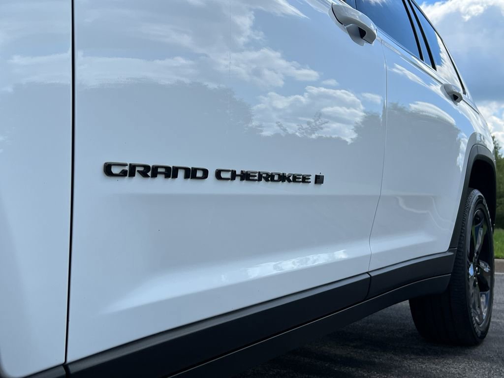 Used 2023 Jeep Grand Cherokee L Laredo image 9