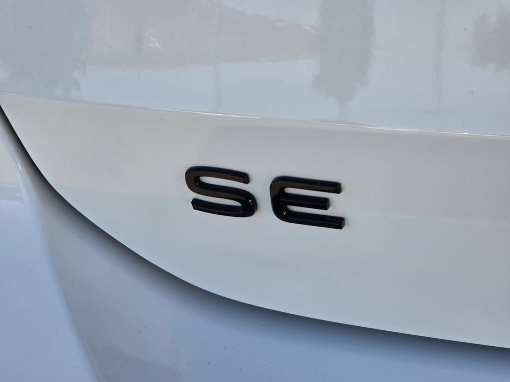 Used 2026 Volkswagen Taos SE FWD image 5