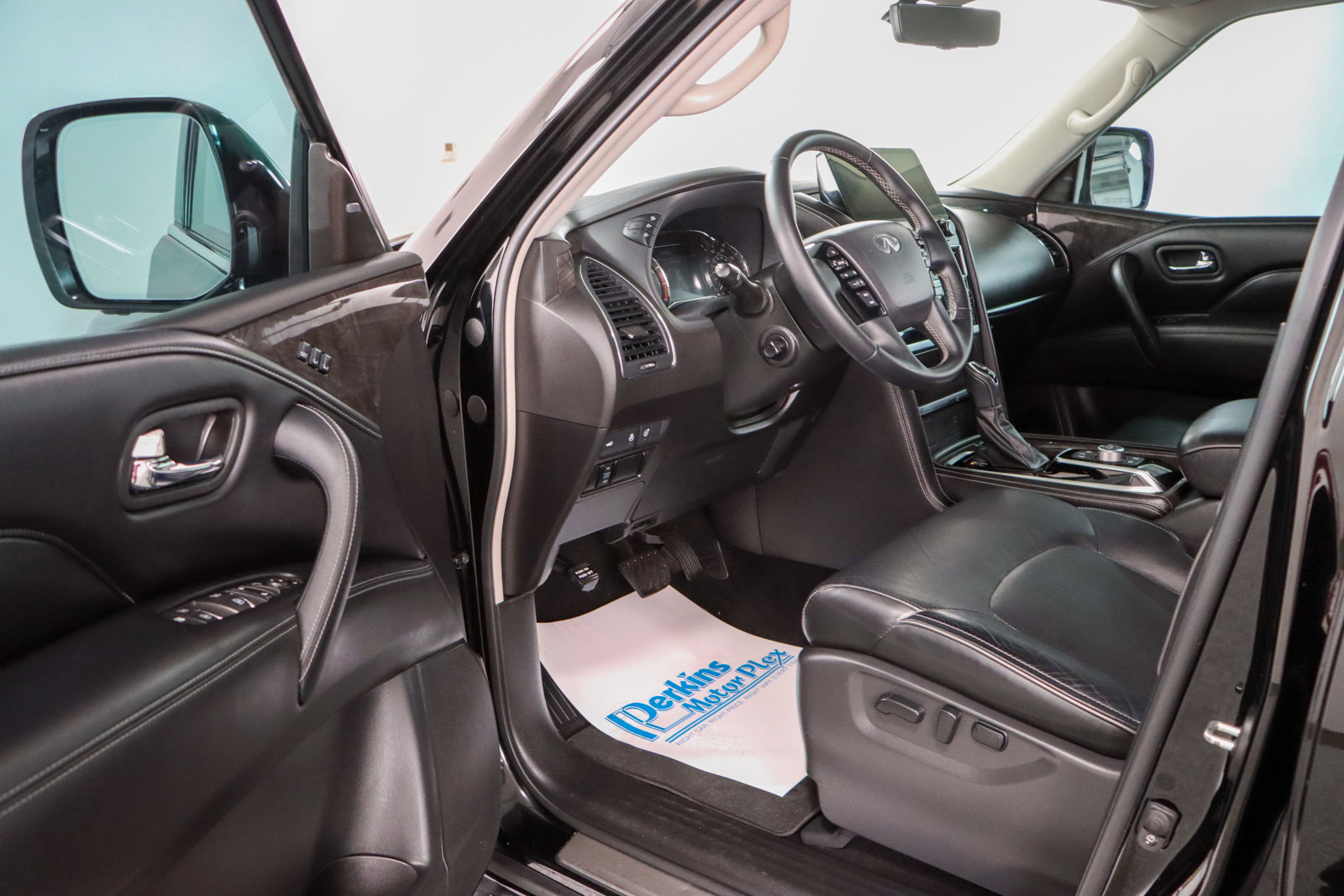 Used 2022 INFINITI QX80 Luxe w/ Cargo Package image 3