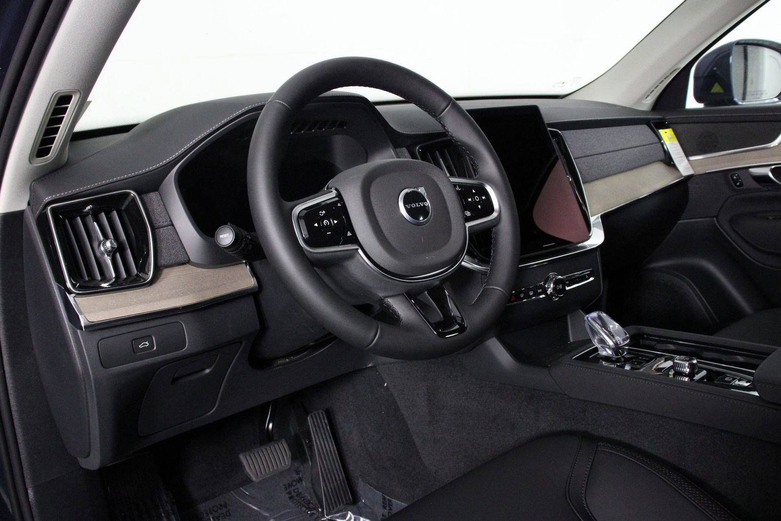 New 2025 Volvo XC90 B5 Core w/ Protection Package Premier image 8